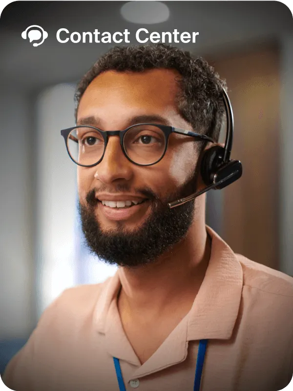 Capture d’écran du logiciel de centre de contact montrant un homme fournissant un service clientèle virtuel.