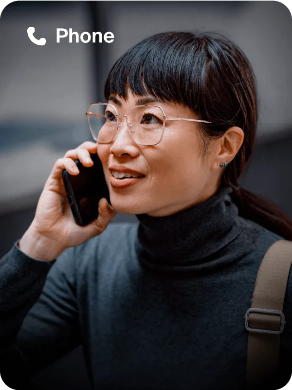 Une femme souriante participe à une conversation sur Zoom Phone.
